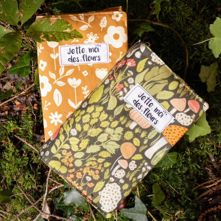 Gros plan sur des protège livre de poche personnalisable en tissu, fermés.