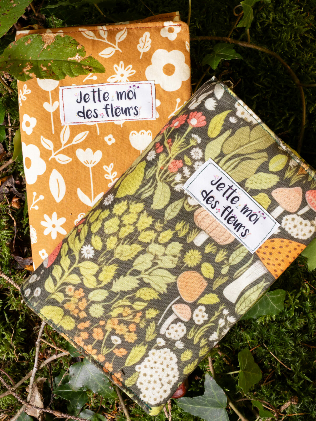 Gros plan sur des protège livre de poche personnalisable en tissu, fermés.